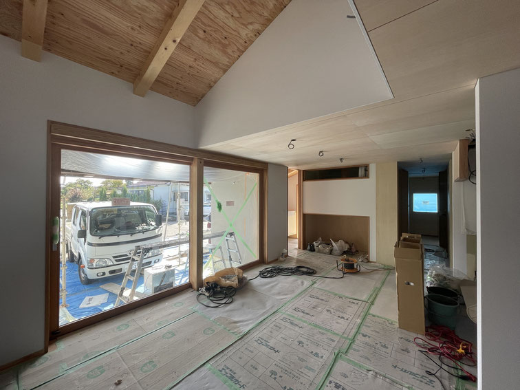 長野県　松本市　安曇野市　建築設計事務所　建築家　news設計室　丸山和男　住宅設計　設計監理　島内の家Ⅲ　紙クロス貼り　仕上工事