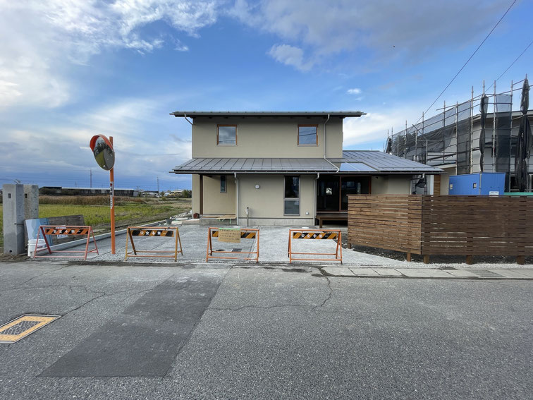 長野県　松本市　安曇野市　建築設計事務所　建築家　news設計室　丸山和男　住宅設計　設計監理　島内の家Ⅲ　外構工事終了　土間コンクリート洗出し　ウッドフェンス