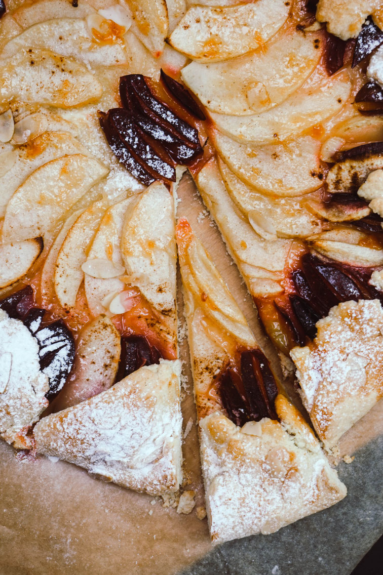 Galette mit Apfel und Zwetschgen