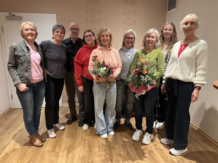 6.3.26 v. l.: Elisabeth Knierbein, Helga Reichel-Hanfland, Uli Butterschlot, Louisa Stockhofe. Marlies Rawe-Strunk (verabsch. Beisitzerin), Annette Schwertheim, Marita Reckhard-Hohoff (verabsch.Schriftführerin). Alexandra Bröckelmann, Andrea Heise