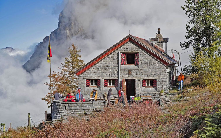 Doldenhornhütte op 1915 m 