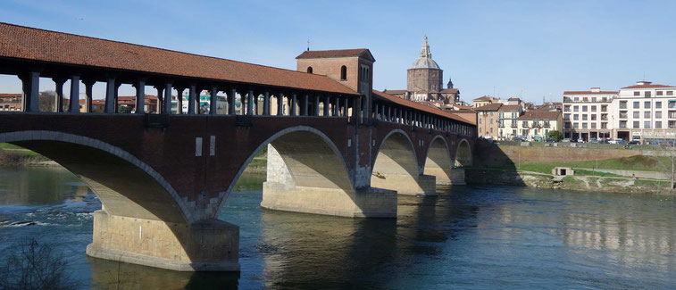 der Ticino und die Ponte Coperto in Pavia