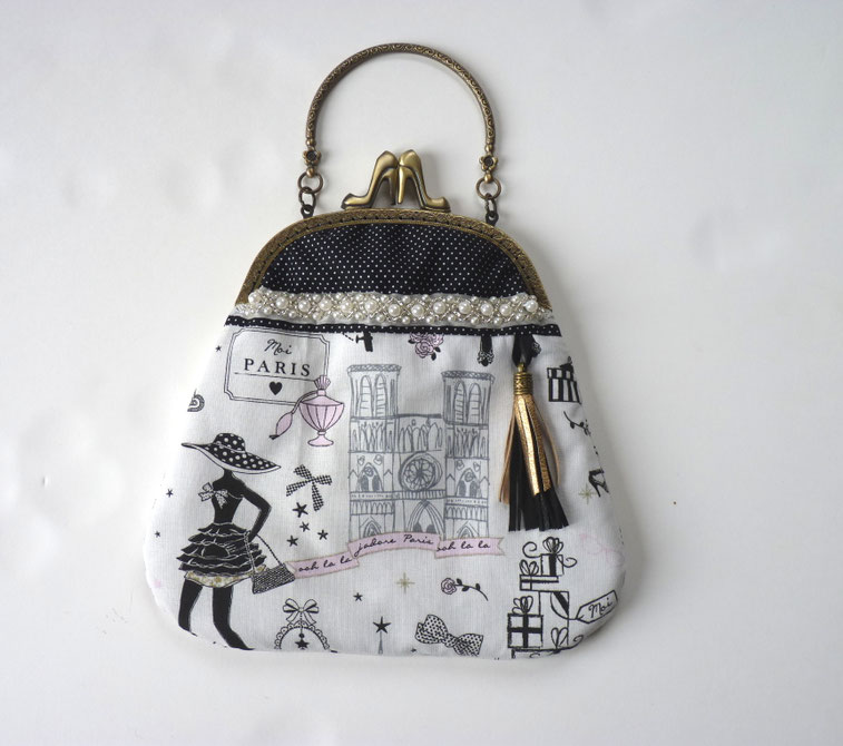 Sac à main pochette rétro shopping parisien, perles, fermoir escarpins noir et blanc fait main l'Arche de Jessica