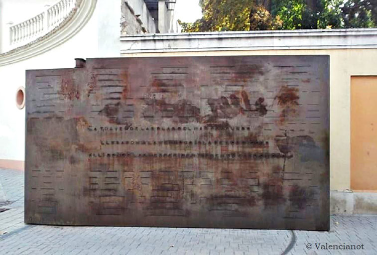 Puerta de entrada por el Paseo de la Pechina al Jardín de las Hespérides en la Ciudad de València, en ella hay escrito la leyenda de Hércules y las Hespérides. 