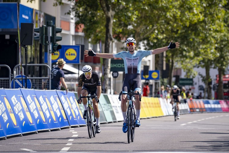 Radfahrer im Ziel bei der ADAC Cycling Tour