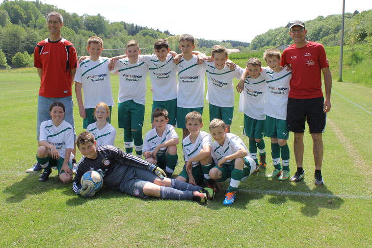 Die Kreisliga- U13 im Mai 2015... mit Trainern Manfred "Barny" Herold (l.) und Jürgen Geiling