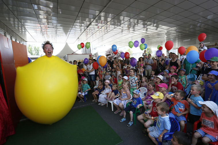 welcome-net Stuttgart, Eventmanagement, Großveranstaltung, Sindelfingen bei Stuttgart, Familienfest, Mitarbeiterfest, Clown bei Kinderfest, Luftballons