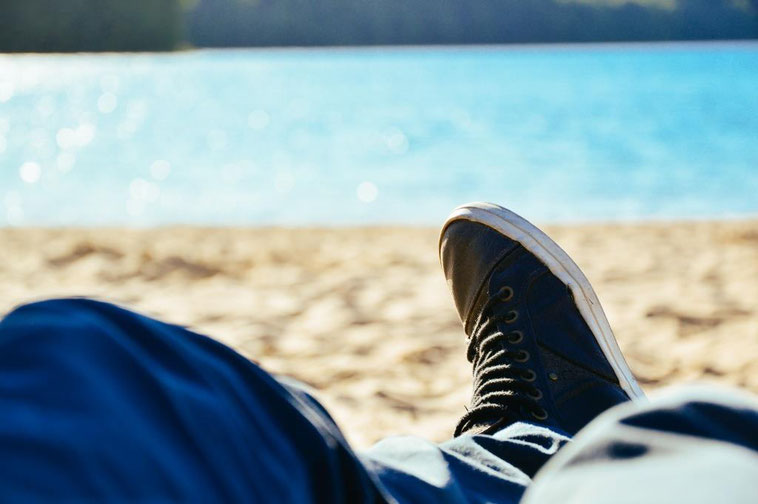 Faul am Strand liegen. Ist das in der Corona-Krise möglich?