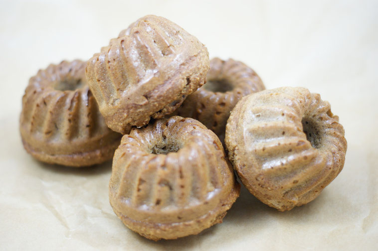 Protein-Mini-Gugl mit Banane und Erdnussbutter