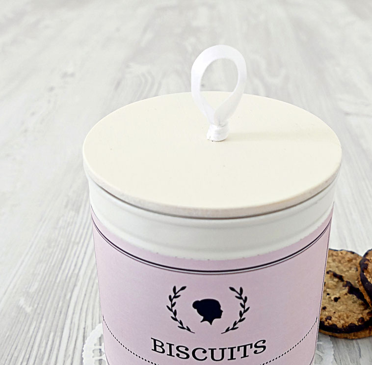 Bemalte Dose mit Holzdeckel rosa Etikette mit Aufschrift Biscuits