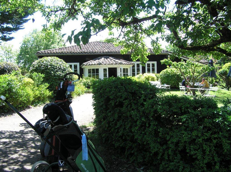 Entrée du Club House du Golf des Roucous : location de matériel, restaurant