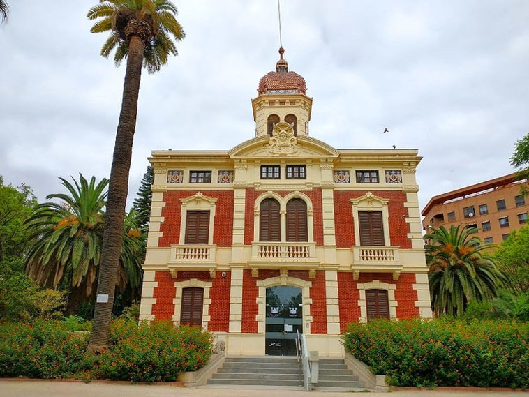 Palacete de Ayora es un emblemático edificio valenciano de principios del siglo XX con cúpula octogonal, ubicado en el barrio de Ayora, cuenta con un pequeño parque con una zona infantil.