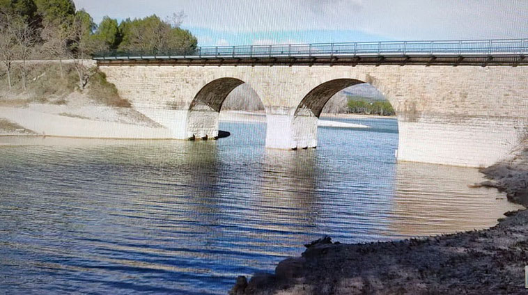 En Jérica se encuentra el  Puente del Obispo Muñatones, una estructura de piedra que data del siglo XVI. 