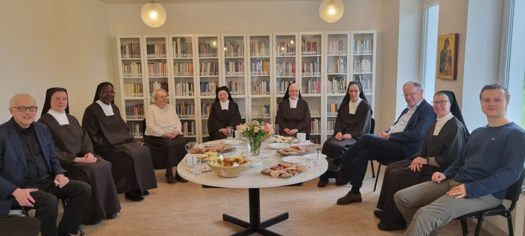 von li. nachts re.:Dr. Robert Schmitz, Sr. Marija Marta, Sr. Resty, Sr. Johanna, Sr. Magdalena, Sr. Marie-Therese, Sr. Teresa Benedicta, Stephan Weil, Sr. Sara und Jonathan Heck