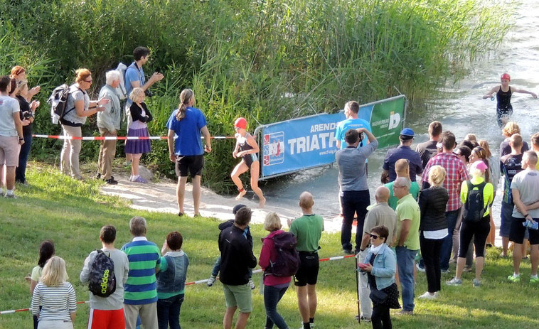 Schon etwas entkräftet stieg man aus dem Wasser, der Beifall und die Anfeuerungsrufe der Zuschauer gaben aber erneute Kraft.