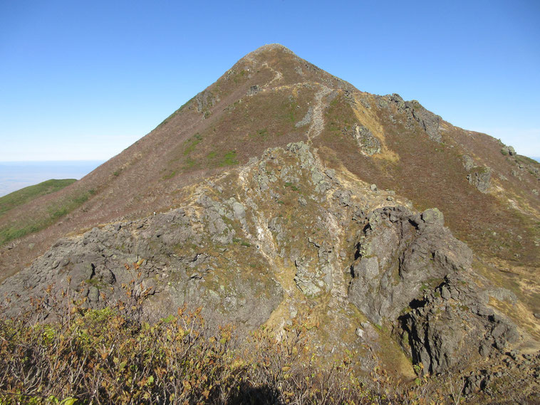 リフト終点駅の脇にある鳥海山から真正面の岩木山を見る