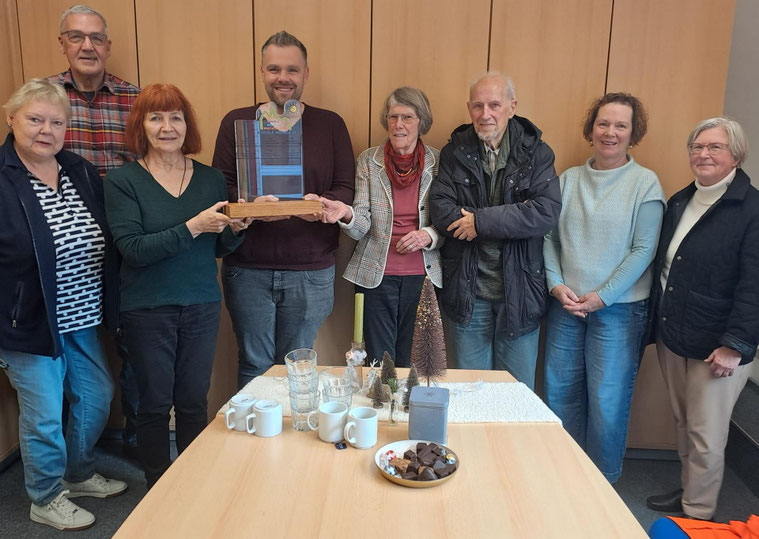 Foto: Lokale Agenda RE, Holger Freitag v.L: Ulrike Bick, Rolf Bick, Sprecherin Baumschutzgruppe Leonie Buscher, Schulleiter Daniel Hollenhorst, Mathilde Storm, Peter Möller, Juryvorsitzende Christine Freitag, Inge Bischof