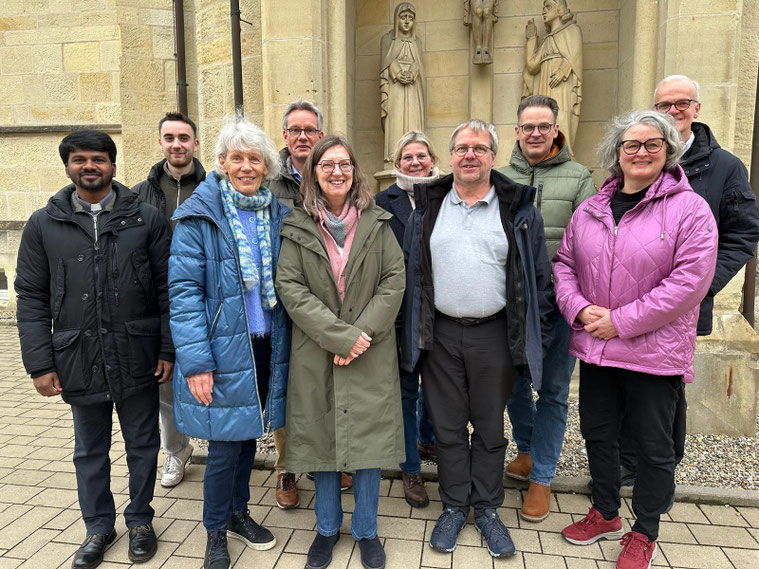 v.l.: Pastor Pater Vincent, Matthias Wießenthaner, Margret Eikenbusch, Diakon Thorsten Wellenkötter, Carmen Hüning (stellv. Vorsitzende), Marita Ueding, Andreas Wittig (Vorsitzender), Werner Frahling, Claudia Richter, Propst Hans-Bernd Serries