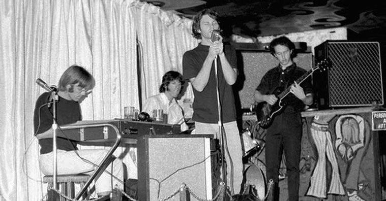 i doors ad un primo concerto in un locale in california