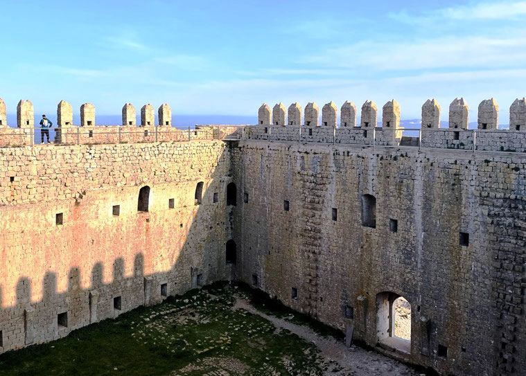 Замок Монтгри в Каталонии