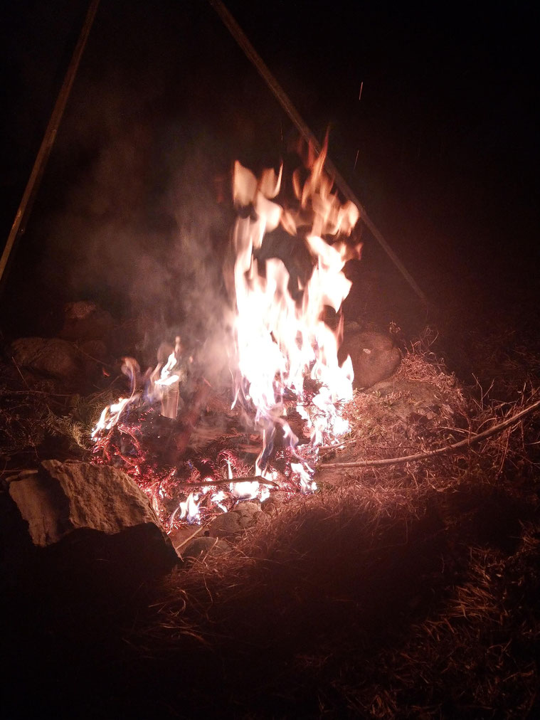 Das Ahnenfeuer mag in dir brennen, dir Licht, Wärme und Geborgenheit geben