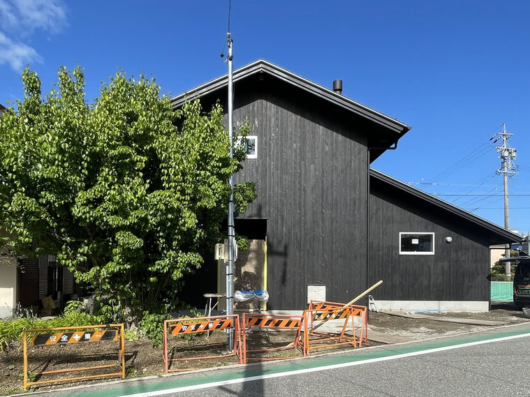 長野県　松本市　安曇野市　建築設計事務所　建築家　news設計室　丸山和男　住宅設計　足場撤去　設計監理　穂高の家Ⅱ　信州産カラマツ　外壁板張り