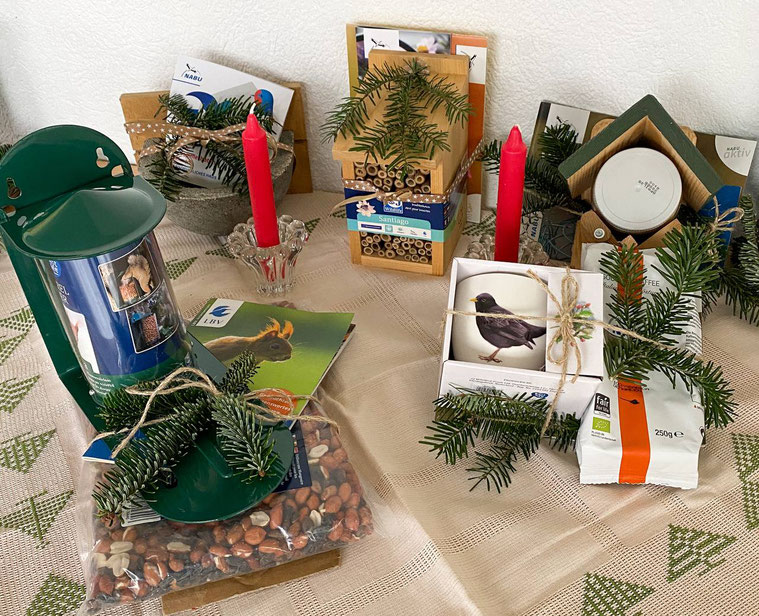 In der Geschäftsstelle werden fertig verpackte Geschenke für Naturbegeisterte angeboten, Foto: NABU/Josefine Beims