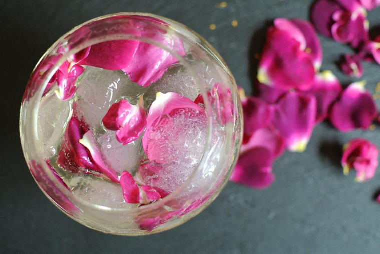 Cocktail mit Sekt und Rosenblütensirup
