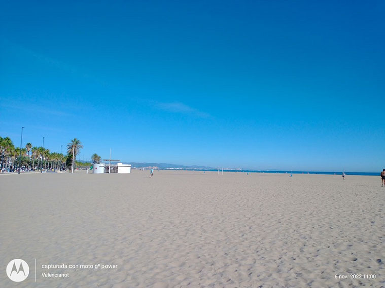 La Playa de la Malvarrosa es la playa urbana más famosa de Valencia, conocida por su arena dorada y fina, su amplio paseo marítimo y su fácil acceso desde la ciudad.