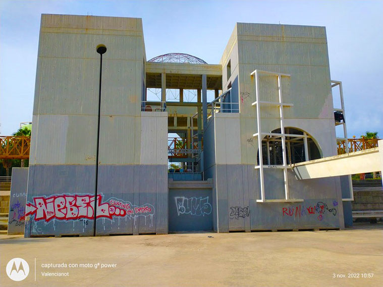 Parte trasera de la Casa del Agua cerca del azud de Rovella en Valencia