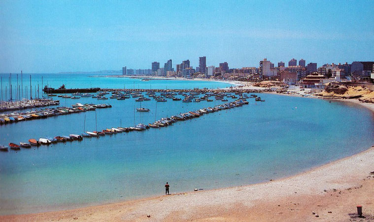 Playa y puerto de Campello años 80.El Campello cuenta con 23 km de costa de aguas tranquilas y cristalinas donde disfrutar de amplias playas de arena fina y pequeñas calas de rocas. 