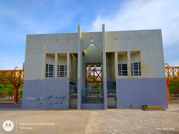 Parte delantera de la Casa del Agua cerca del azud de Rovella en Valencia