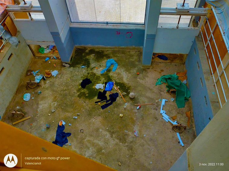 La Casa del Agua cerca del azud de Rovella en Valencia okupada y llena de basura