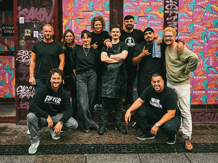 Die Gründer Tarek Nix, Nawid Samawat und Jonas Merold stehen zusammen mit dem Team vor der Location des HEDON.BERLIN Food and Drinks Pop up.