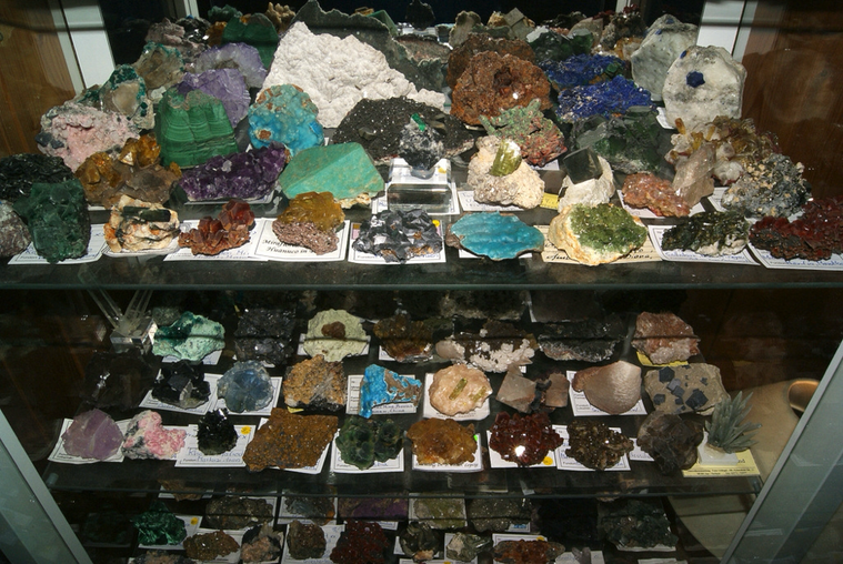 Bildausschnitt aus meiner Sammlervitrine mit bunten Mineralien aus aller Welt