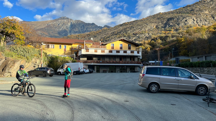 anche oggi contribuiamo ad arricchire la società autostrade della Valle D'Aosta, siamo in zona Montjovet