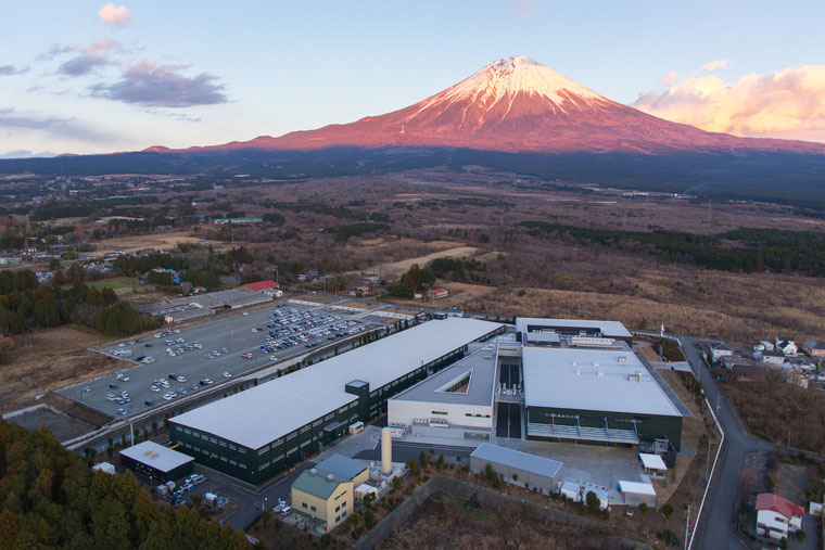 UAV（ラジヘリ、ドローン、マルチコプター）で空撮した富士山と工場（夕景）