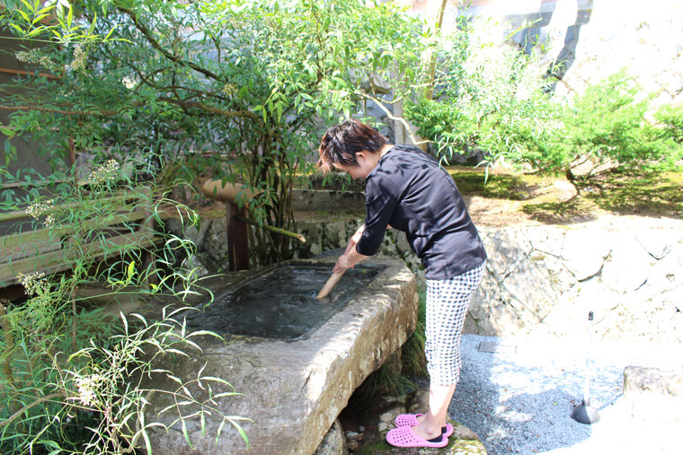 御形神社(みかたじんじゃ)の水流し「ご神水と南天」