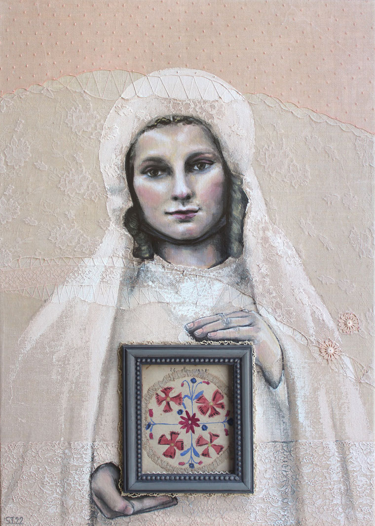 Portrait textile d’une jeune fille communiante peinte sur dentelle ancienne et collant, tenant un cadre contenant une broderie florale. Settimia Taroux tisse ici fil, histoire et émotion dans une œuvre mêlant art textile et narration silencieuse. 