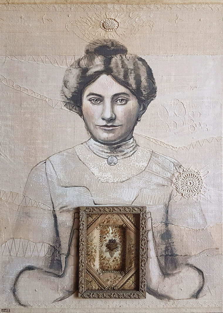 Portrait de femme sur lin ancien, mêlant peinture, collants, crochet, couture libre et collage d’un cadre contenant une broderie religieuse antique. Une œuvre sensible de Settimia Taroux mêlant art textile, mémoire familiale et techniques mixtes sur tissu