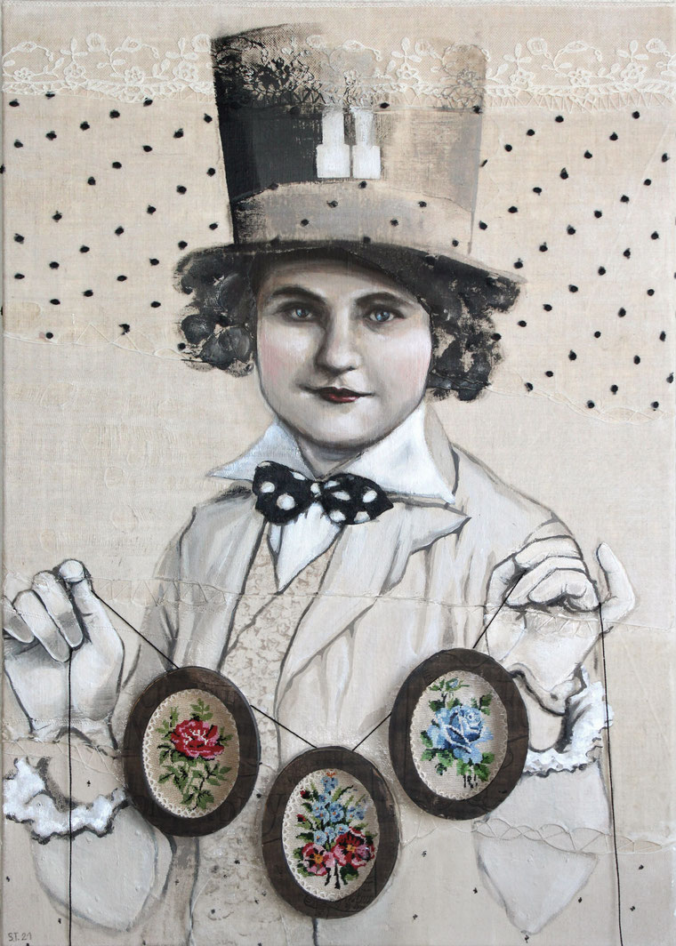 portrait de grand mère en garçon, avec chapeau haut de forme, grands et costume, cadre avec tapisseries, fait main, héritage, travail des femmes, dentelle, tissu, bas de soie, trousseau, fil, tons crème