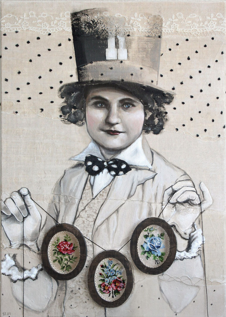 Œuvre textile contemporaine de Settimia Taroux représentant une garçonne au chapeau, tenant des tapisseries en médaillon. Dentelle, bas de soie, colllants, peinture et couture se mêlent pour explorer l’héritage féminin et le geste artisanal. 