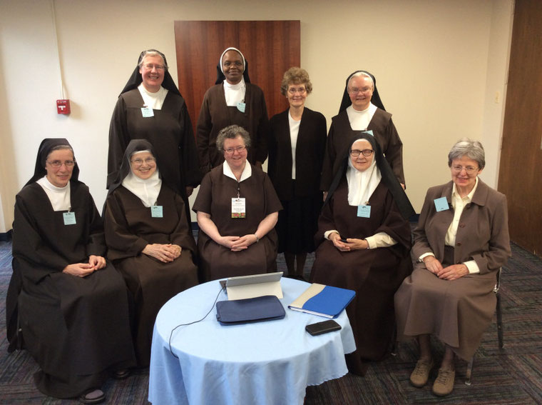 Sr. Teresa Benedicta (Deutschland),  Sr. Dawn Marie (Guam),  Sr. Rebecca (Australien), Sr. Virginia Mary (USA), Sr. Allain (UK) (untere Reihe v. l.n.r); Sr. Johanna (Deutschland), Sr. Bendina (Kenia), Sr. Sally (UK),  Sr. Jennifer (Australien) 