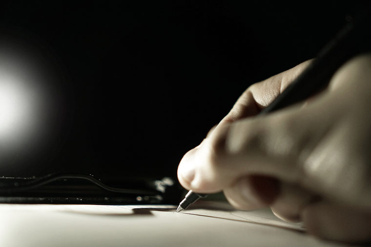 Eine Hand, die mit einem Stift auf ein Blatt Papier schreibt. Bild von Florian Pircher auf Pixabay.
