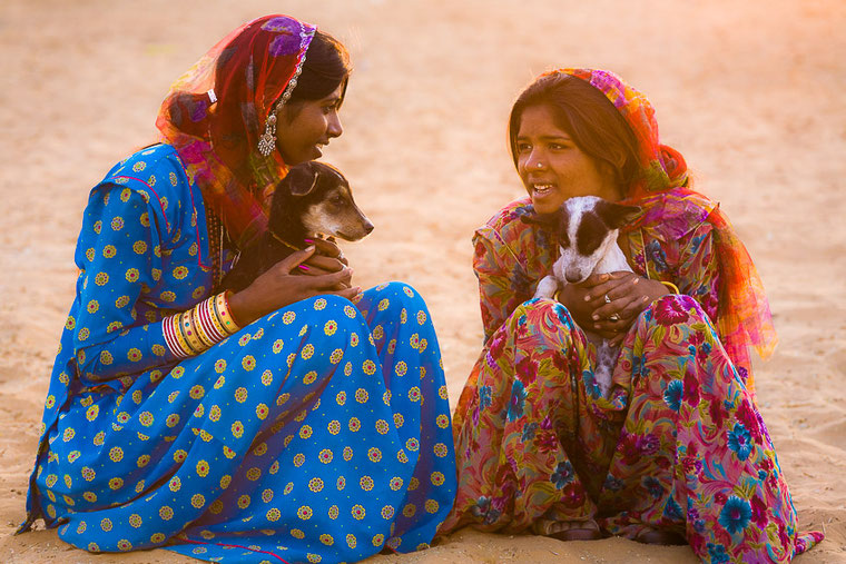 Two gypsy girls with their dogs in rajasthan desert india - Deux gitanes indiennes et leur chien dans le desert 