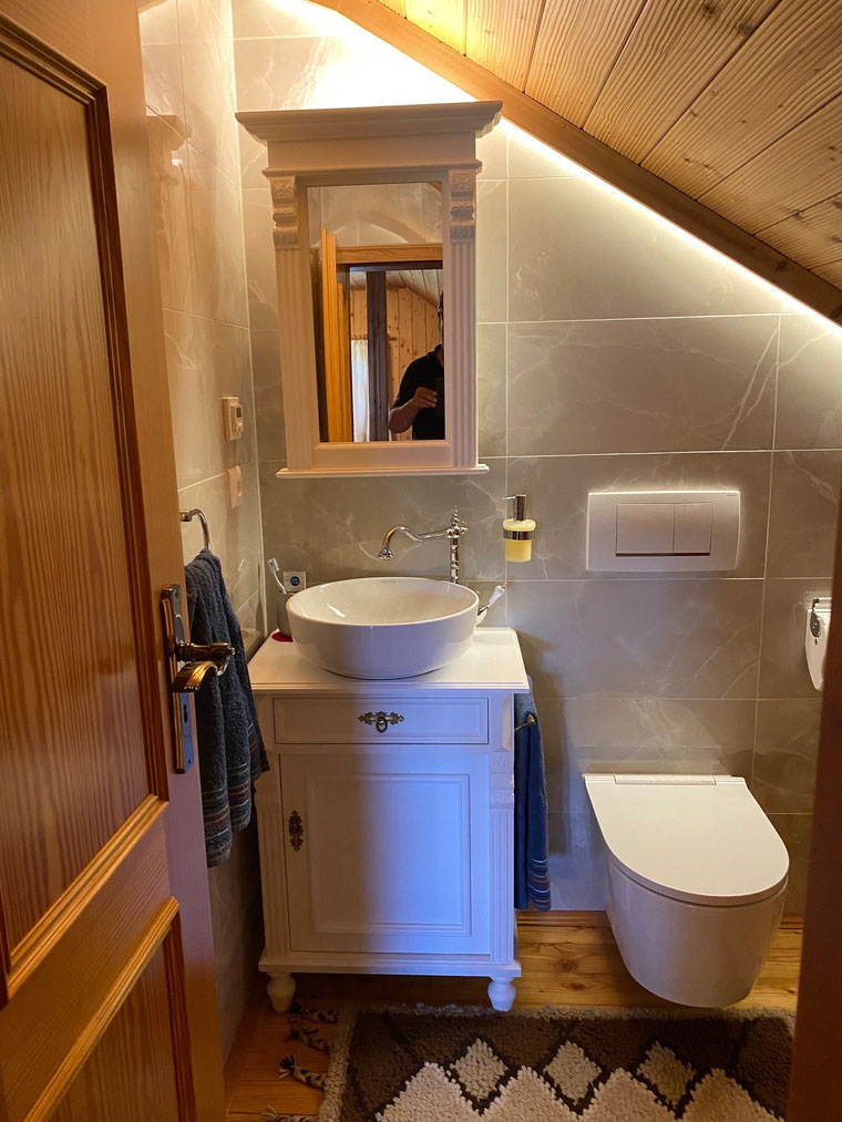 Kleiner Landhauswaschtisch weiß