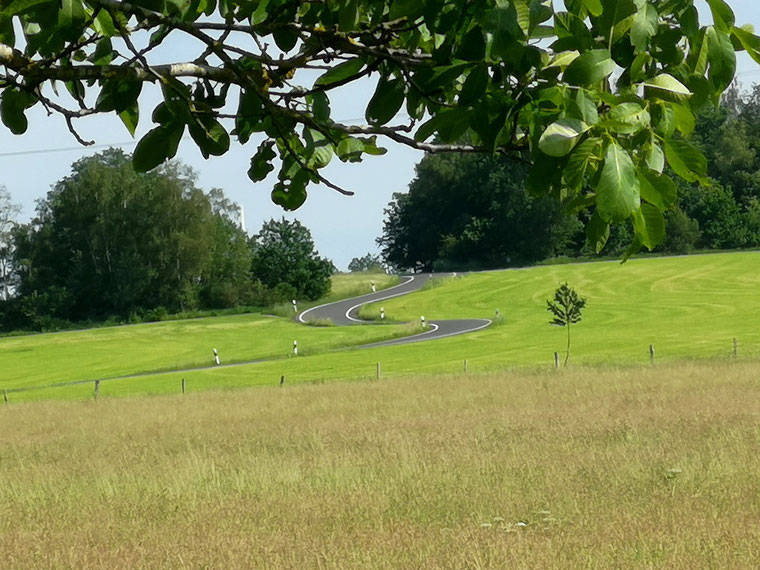 Die Straße zum Auenlandwanderweg ist alles andere als geradeaus - und das ist sehr hübsch! 
