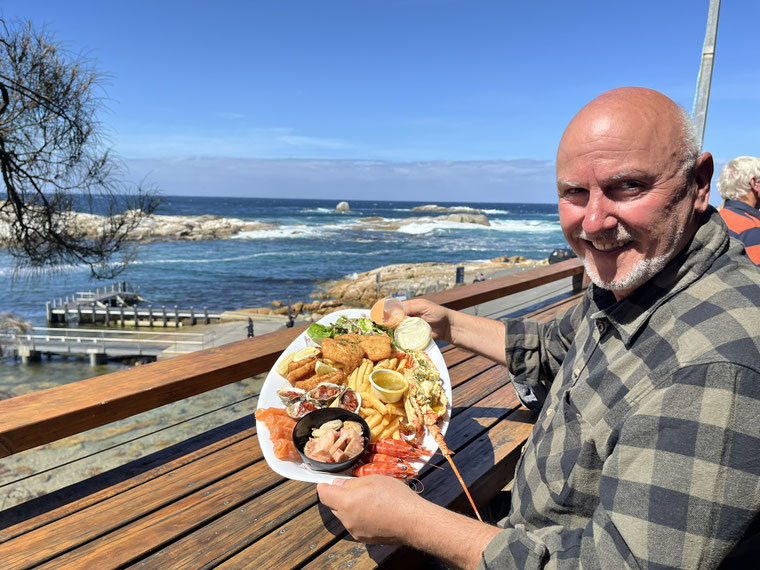 Seafoodplatte an Tasmaniens Ostküste mit bester Aussicht genießen