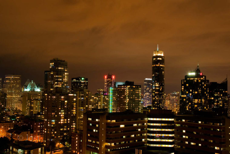 Skyline Vancouver City im Licht der Straßenbeleuchtung
