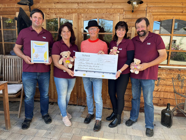  Auf dem Bild zu sehen sind (von links): Sepp Hobmaier, Gusti Hobmaier, Ralph Wendling, Heidi Scherer und Sepp Obermeier.